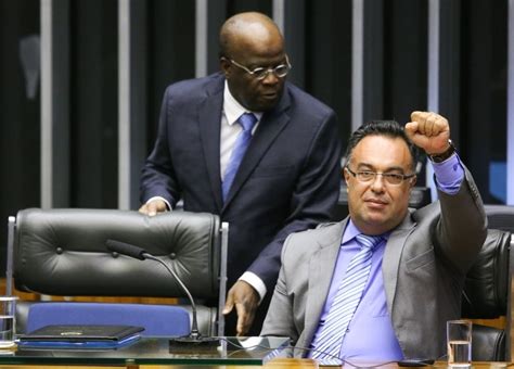 PT TRITURA ANDRÉ VARGAS PARA PRESERVAR DILMA E PADILHA Sudoeste Hoje