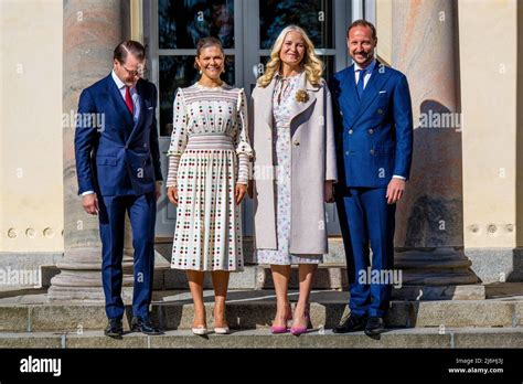 Kronprinzessin Victoria Und Prinz Daniel Von Schweden Mit Kronprinz