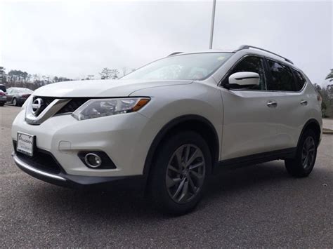 2016 Pearl White Nissan Rogue