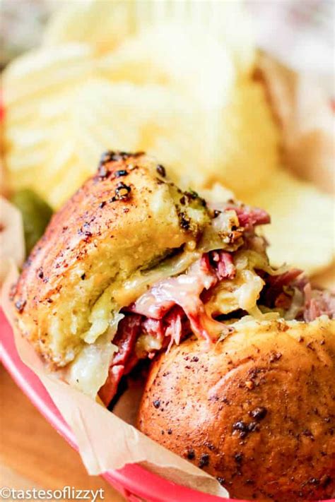 Reuben Sliders Sanwiches Easy Baked Sandwich On Hawaiian Rolls