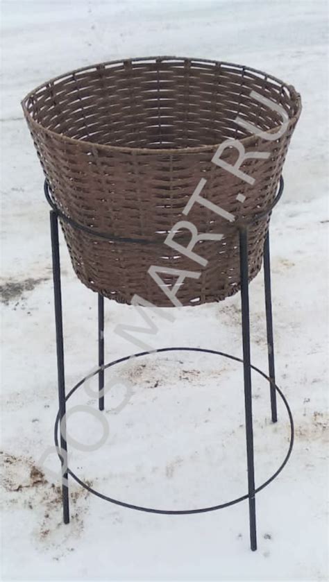 Корзина из ротанга на подставке