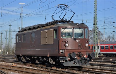 Re 4 4 Der BLS Mit Der Betriebsnummer 182 Am Badischen Bahnhof In Basel