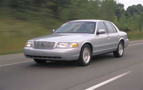 2002 Ford Crown Victoria Review Ratings Edmunds