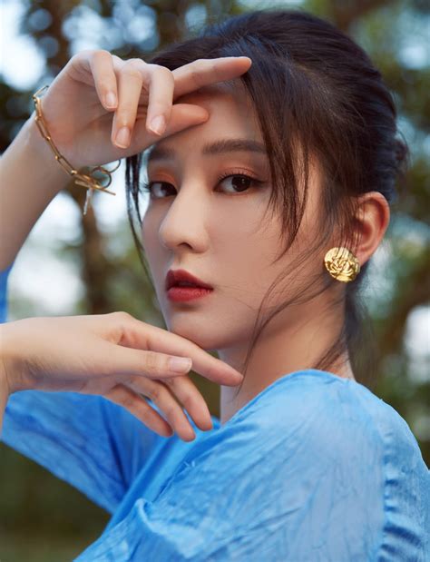 Qiao Xin Poses For Photo Shoot China Entertainment News Poses For Photos Photoshoot Poses