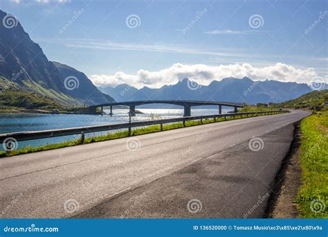 Ponte Na Ilha De Vestvagoy Em Lofoten Em Noruega Foto De Stock Imagem