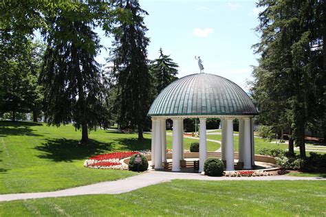 Springhouse Entertainer Cabaret Performance The Greenbrier Resort