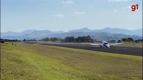 Avião arrasta bico no chão ao fazer pouso de emergência por problemas