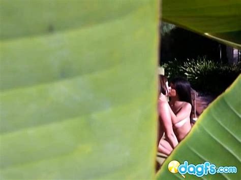 Dos lesbianas cachondas se frotan los coños bajo el sol XVIDEOS