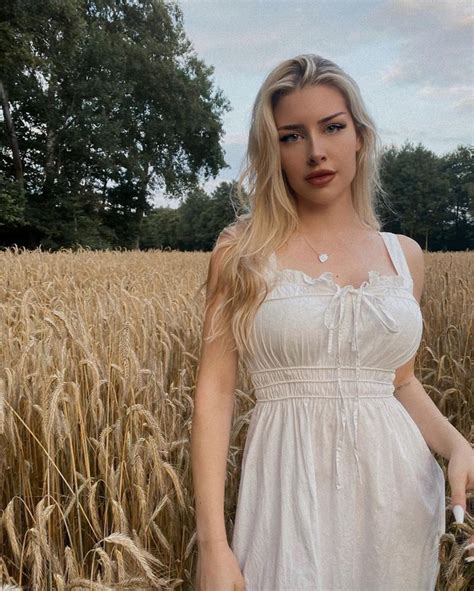 Bị ngựa cưng sàm sỡ kéo khóa áo tới lộ ngực trên sóng hot girl xinh đẹp dở khóc dở cười khi