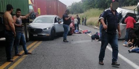 Michoac N Tr Iler Embiste Veh Culos En La Autopista Siglo Xxi