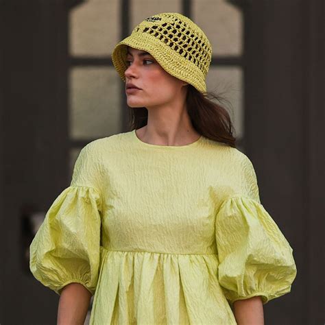 Millie Bobby Brown triunfa en Madrid con un naked look vintage que usó Gwyneth Paltrow en 1998