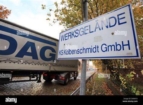 A lorry enters the compounds of the Kolbenschmidt plant in Hamburg ...