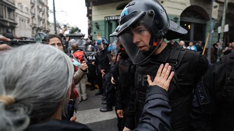 Violencia frente al Congreso represión balas de goma gases autos