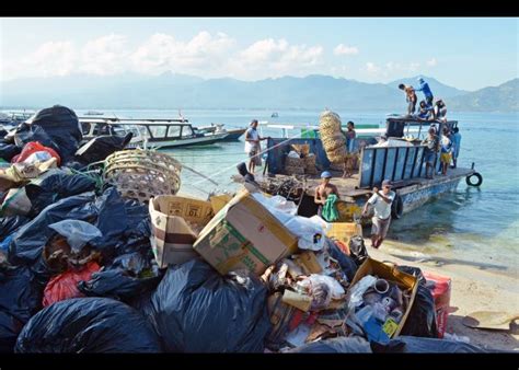 Sampah Di Kawasan Wisata Gili Antara Foto