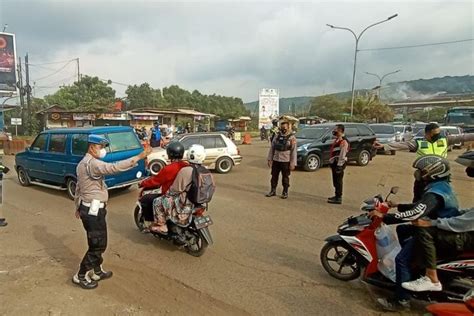 Polda Banten Terapkan Sistem One Way Di Jalur Wisata Anyer Dan Carita