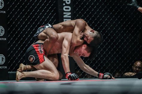 Shoko Sato Lanjutkan Tren Kemenangan Lewat Kuncian Rear Naked Choke ONE Championship The