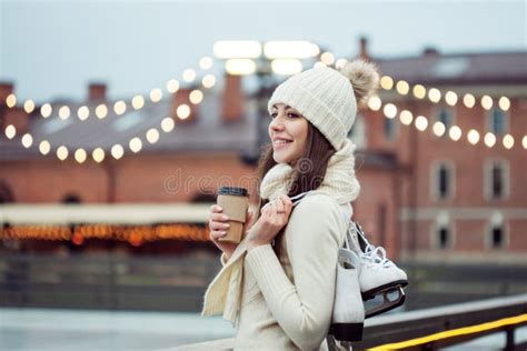 Jonge Vrouw In Het Park Vlakbij De Ijsbaan Lachende Brunette Met Schaatsen Stock Foto Image Of