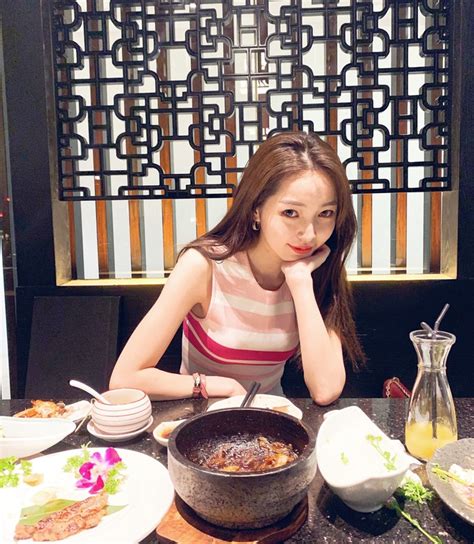 Thời đại hot girl đến trọng tài bida cũng xinh như minh tinh Thế này thì tuyển thủ mất tập