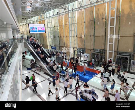 Shanghai Zhongshan Hospital busy entrance hall Stock Photo - Alamy