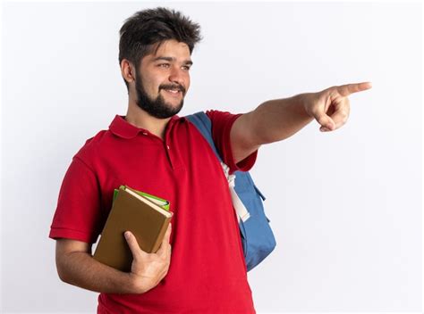 Jovem estudante barbudo em uma camisa pólo vermelha mochila