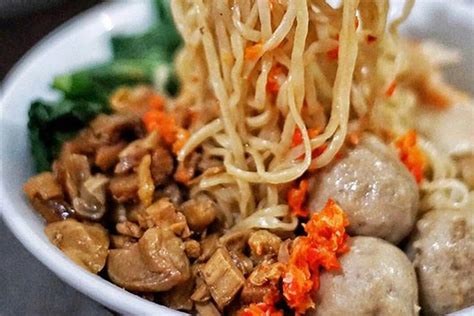 7 Kuliner Di Stasiun Jatinegara Yang Pantang Dilewatkan