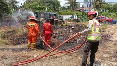 Aksi Heroik Anggota Brimob Bantu Warga Padamkan Kebakaran Lahan Di