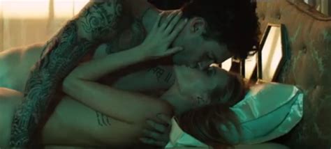 WELCOME TO TIM FACT S BLOGS Maroon 5 Lead Singer Adam Levine And Wife Got Naked In New Video