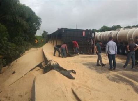 Carretas Batem De Frente Na Br Em Cand I E Carga Fica Espalhada