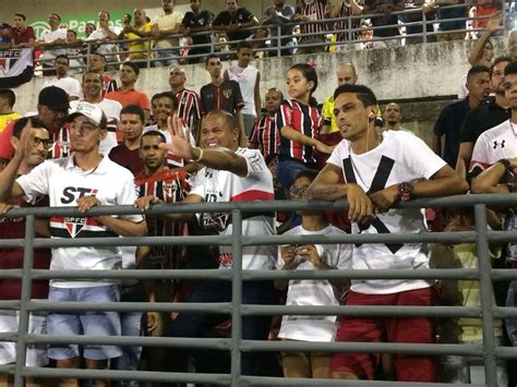 Aloísio Chulapa vira líder da torcida do São Paulo em jogo contra o CSA