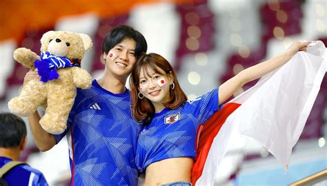 【w杯】長友佑都の妻・平愛梨が赤髪にカチューシャで応援 柴崎岳の妻・真野恵里菜も駆けつけた カタール2022写真ニュース 日刊スポーツ