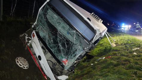 A1 Bei Hollenstedt Retter Kamen Von Unfallkurs Bus Kracht In Lkw Und