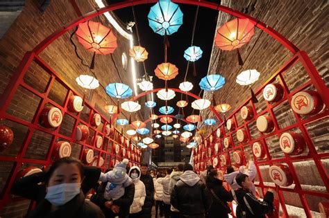 太原千年古街钟楼街夜景美轮美奂游客摩肩接踵络绎不绝 钟楼 千年古街 夜景 新浪新闻