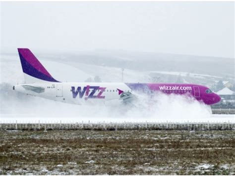 Avion Plin Cu Pasageri Lovit De O Cistern Pe Aeroportul Din Cluj