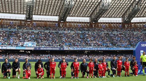 Caso Juan Jesus La Protesta Dei Giocatori Del Napoli In Ginocchio All