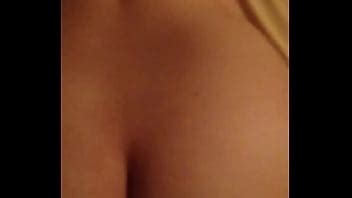 Golpeándolo desde el lado de la cama XVIDEOS