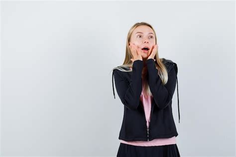Une jeune femme blonde et charmante isolée Photo Gratuite