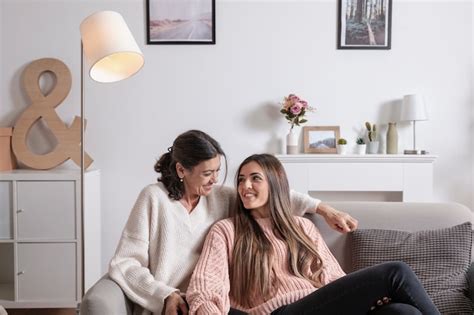 Maman Et Sa Fille à La Maison Photo Gratuite