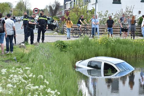 Auto Raakt Te Water Omstanders Schieten Te Hulp Noordersingel Berkel