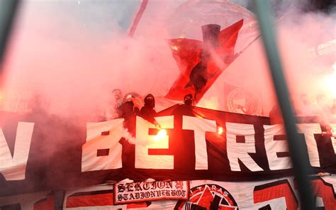 Fortuna D Sseldorf Fortuna Fans Z Nden Pyrotechnik In Dortmund