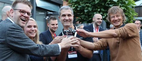 DEKOM – Ihr Full-Service-Partner für hybride Arbeitswelten · DEKOM