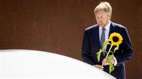 Koning Willem Alexander Aanwezig Bij Herdenking MH17 Ramp Blauw Bloed