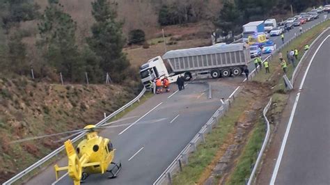 Un Accidente Grave Con Un Camión Implicado Obliga A Cortar La A 52 En