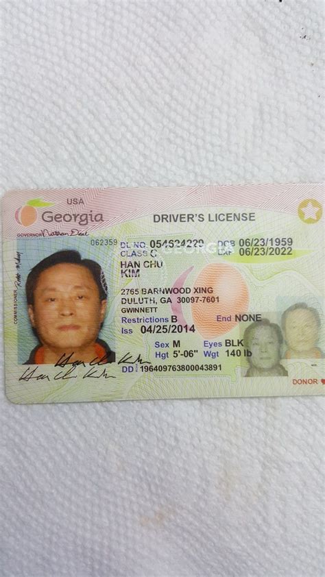 Contoh Gambar Passport Yvonne Lawrence