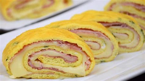 Omelette roulée au jambon et du fromage