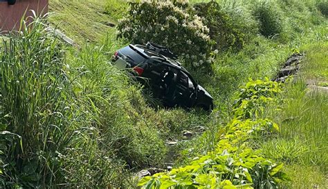 Carro Sai Da Pista E Cai Em Valeta Na Rio Santos Em Angra Dos Reis