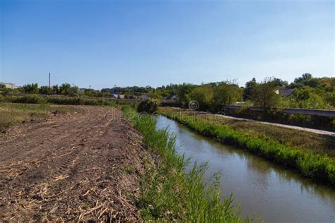 Canal De Drenaje Para Agua De Lluvia En Las Afueras De La Ciudad Foto