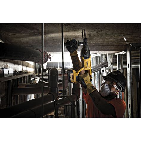 АКУМУЛАТОРЕН БЕЗЧЕТКОВ ПЕРФОРАТОР DEWALT DCH133M1-QW SET