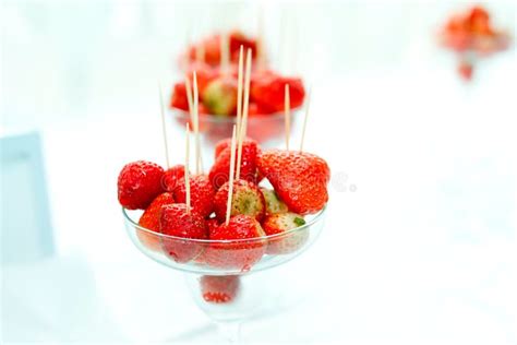 Fresas Rojas Y Jugosas En Un Pincho En Un Florero De Cristal Foto De