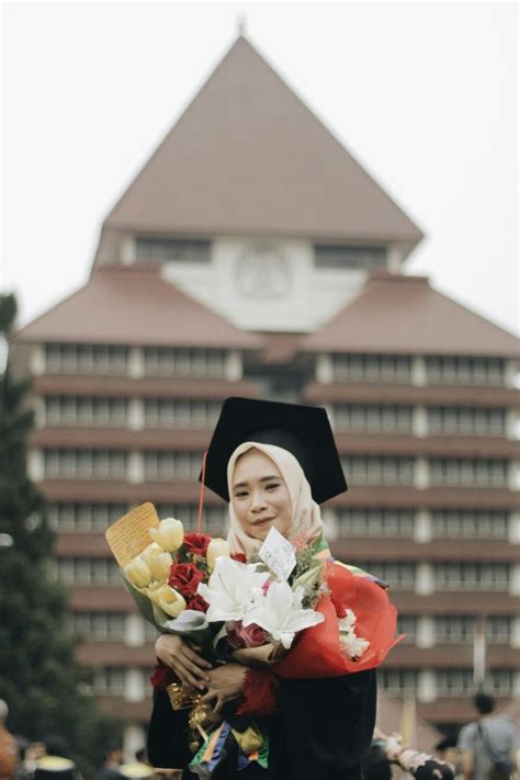 Foto Hantu Wisuda Ui Gordon Wallace