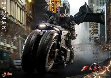 Figurka Batmana I Batcyclea Plus Kolekcja Bat Kostium W Z The Flash Od Hot Toys Batcave